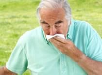 Foto de un hombre estornudando