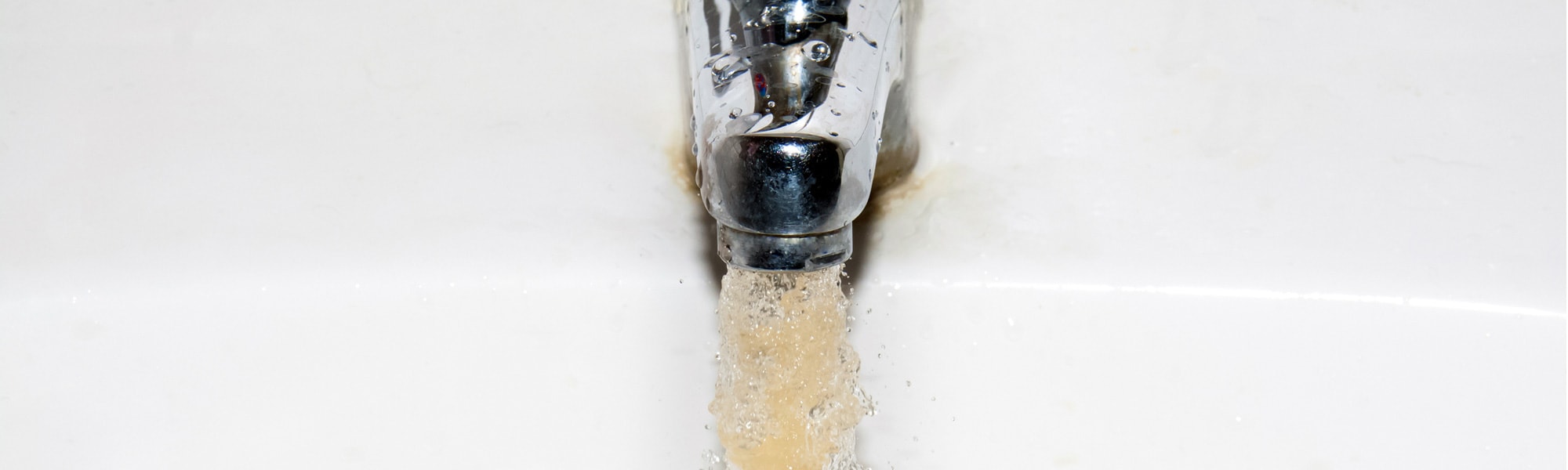 imagen de agua sucia saliendo de un grifo del fregadero