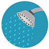 Un cabezal de ducha con agua corriente