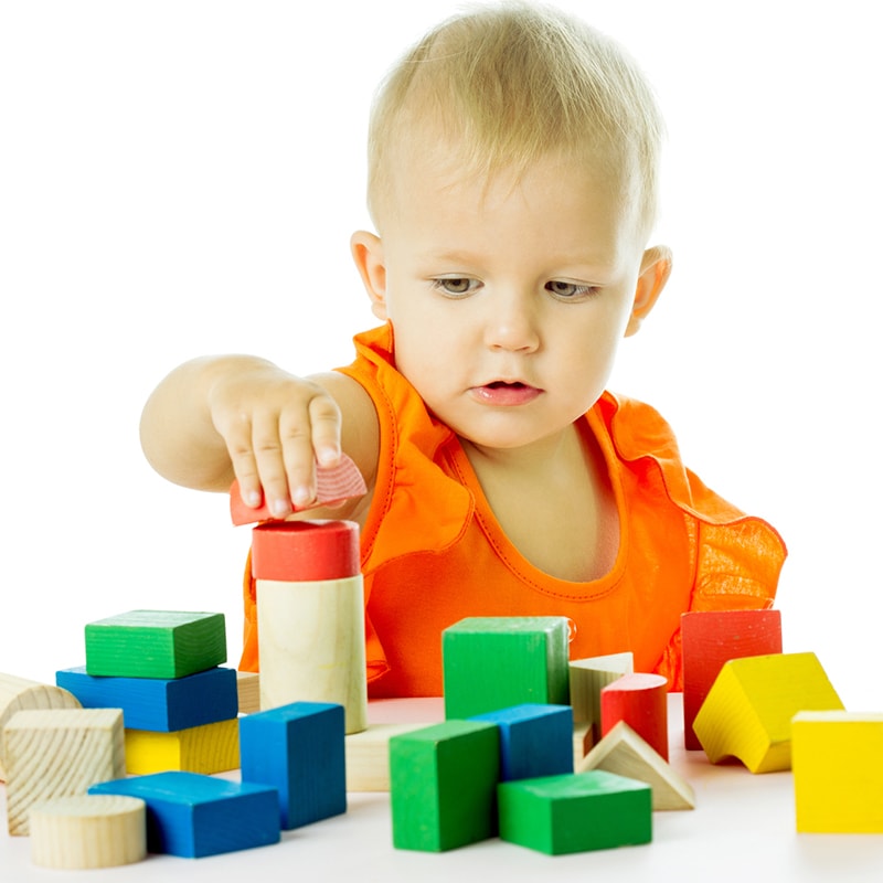 Un niño construye una torre con bloques.