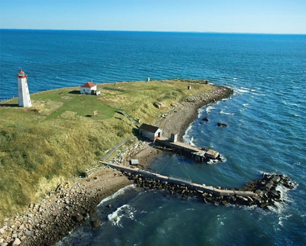 Image of coastal jetty with lighthouse