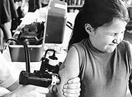 Los CDC hicieron pruebas con la nueva pistola para vacunar contra la viruela "<I>Jet Gun</I>"