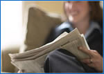 Personas leyendo el peri&oacute;dico