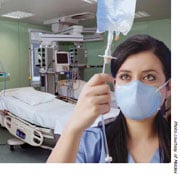 Trabajadora de la salud ajustando un goteo intravenoso en un entorno m%26eacute;dico; Trabajador de la salud usando un respirador con mascarilla de filtrado.