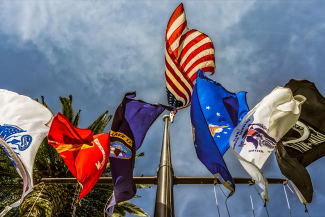 Bandera de los Estados Unidos rodeada de banderas relacionadas con el ejército estadounidense.