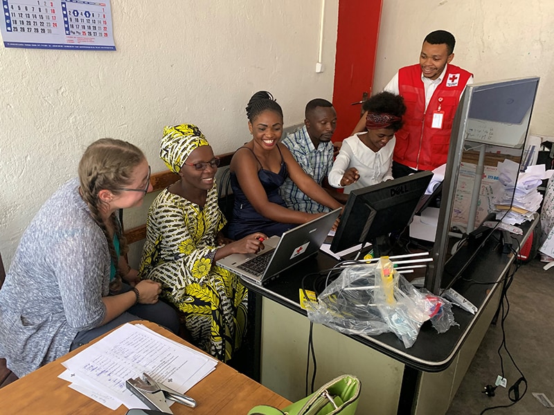 CDC’s Vivienne Walz works with Bora Kahindo, Wivine Kabuo Mwambawsi, Justin Bisimwe, Jeanne Shabani and Héritier Malukite of the DRC Red Cross to enter comments about the Ebola response from people in communities in and around Goma