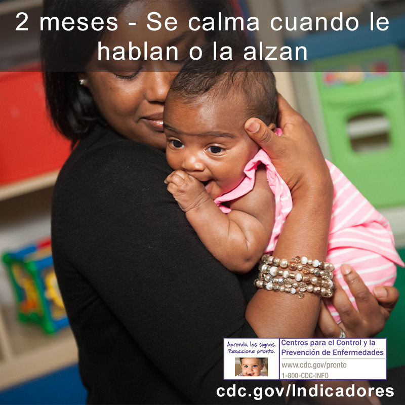 un bebé se calma después de ser recogido por su cuidador.