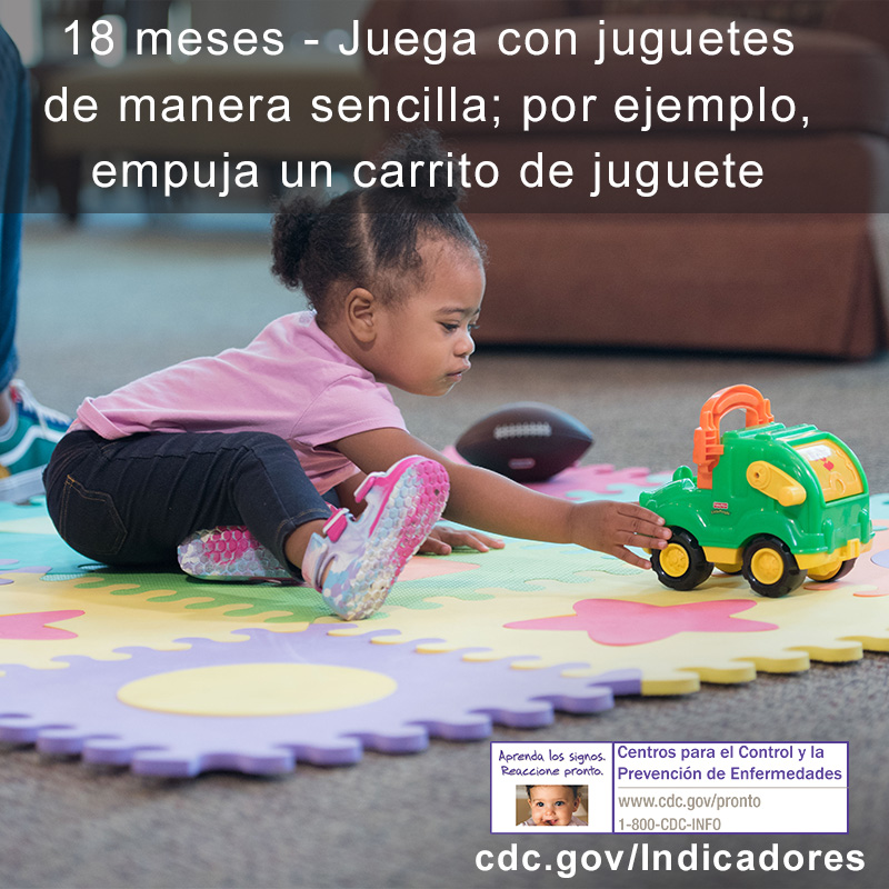 Juega con juguetes de una manera simple, como empujar un coche de juguete.