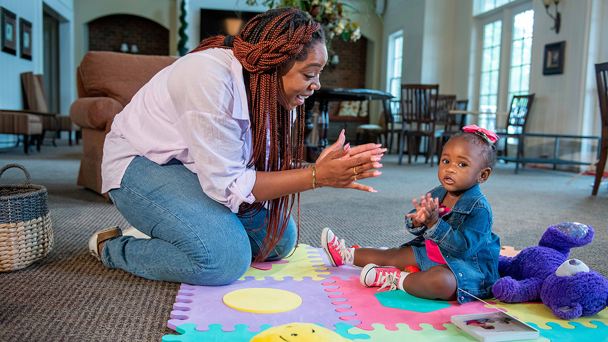 baby and auntie clapping