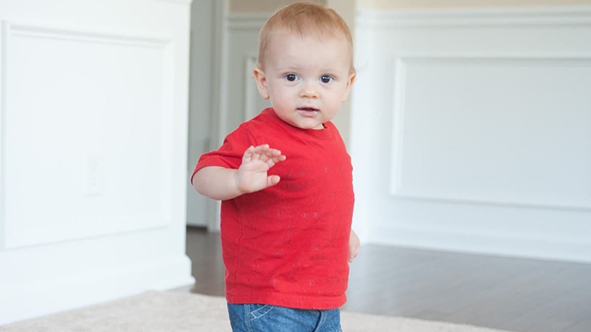 Niño de 15 meses caminando.