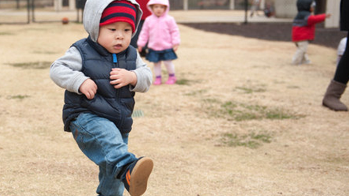 Niño de 2 años pateando la pelota.