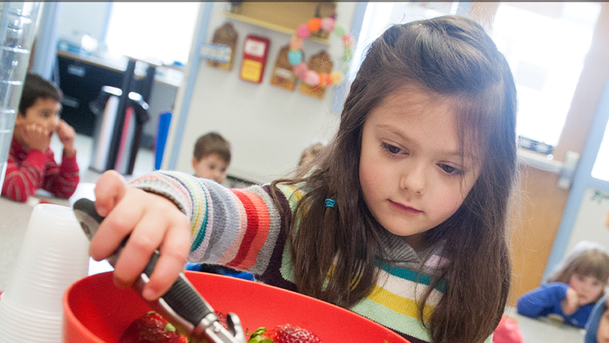 4 year old child scooping food