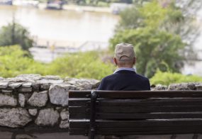 Hombre mayor sentado solo en el banco