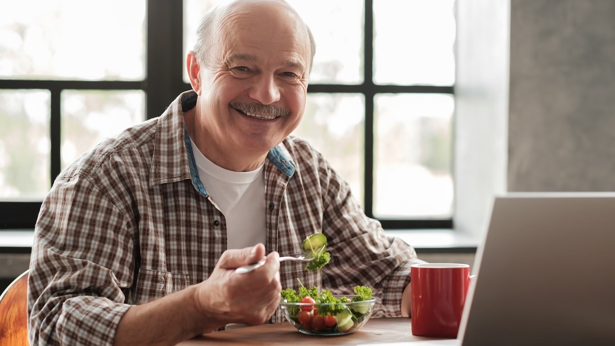 Foto de un hombre comiendo una ensalada.