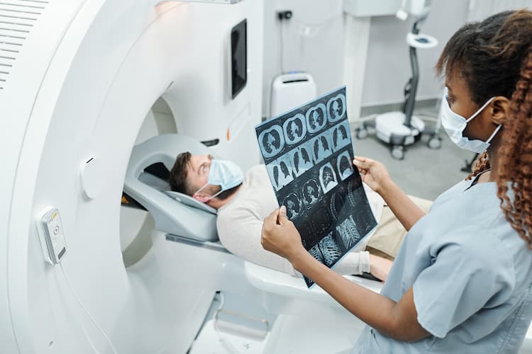 https://www.cdc.gov/cancer/lung/images/ct-scan-700.jpg?_=13641