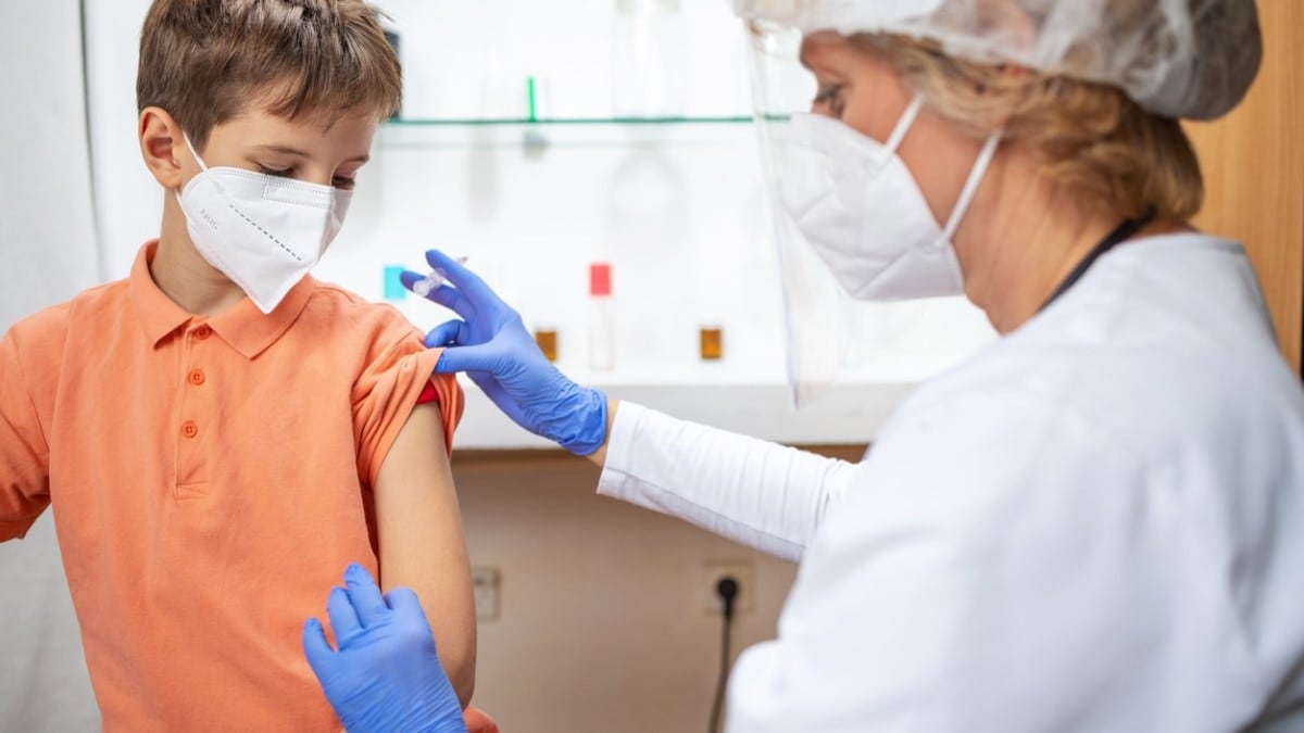 Foto de una enfermera administrando una vacuna contra el VPH a un niño
