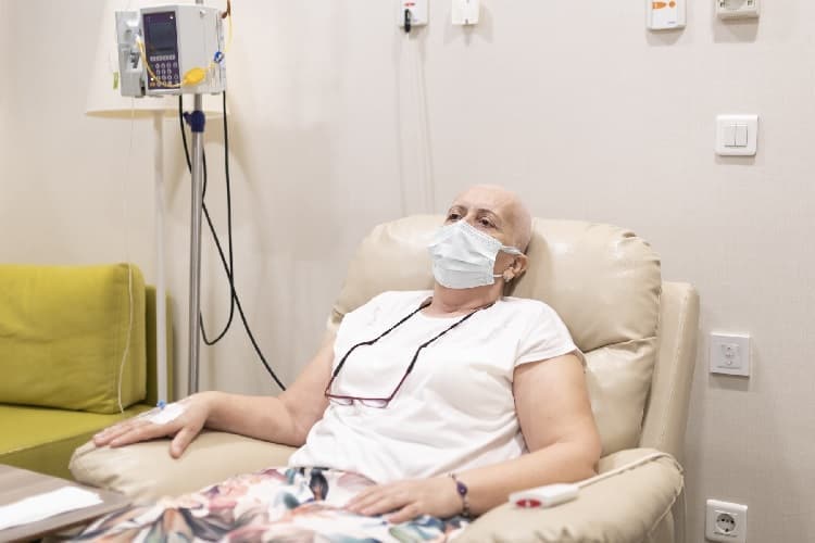 Foto de una mujer recibiendo quimioterapia