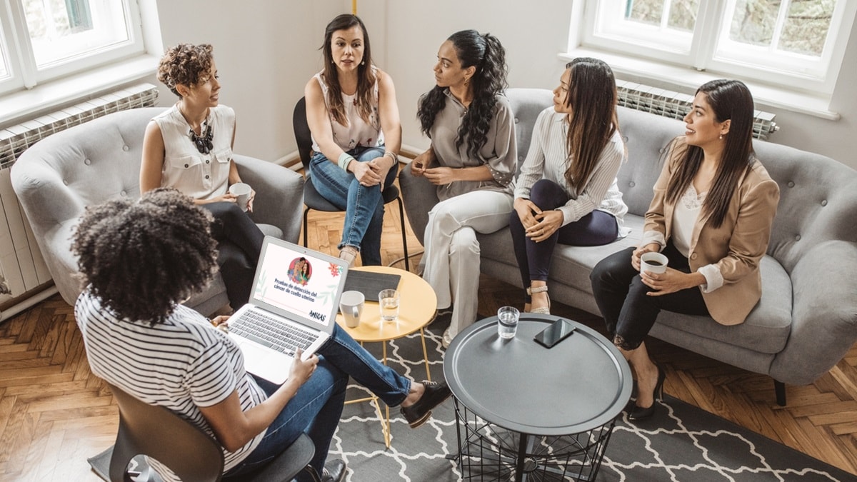 Una trabajadora comunitaria de la salud impartiendo una sesión grupal de AMIGAS