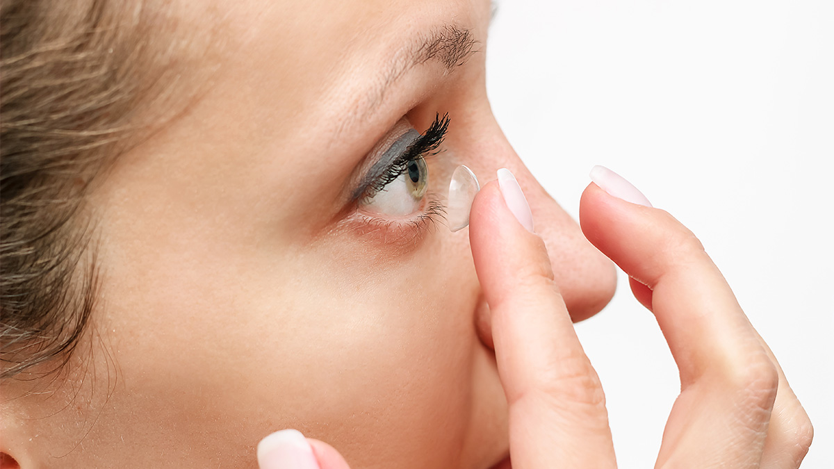 Mujer colocando una lente de contacto