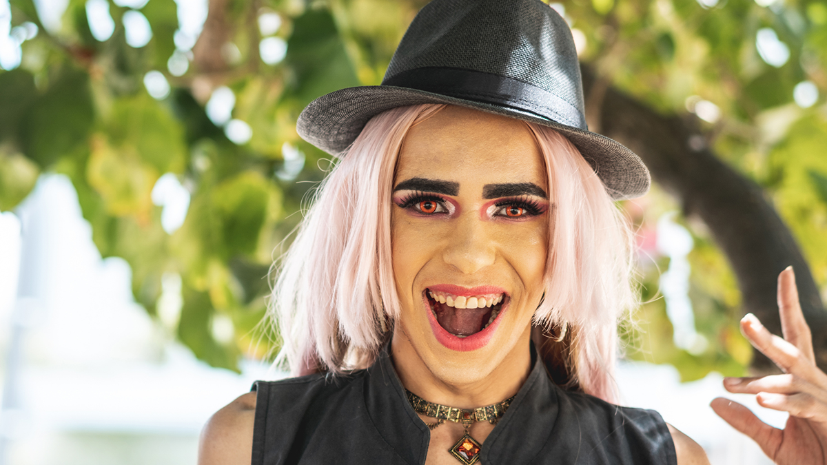 Mujer vestida de bruja, usando lentes de contacto decorativos para Halloween