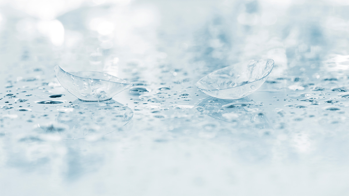 Una lente de contacto y gotas de agua