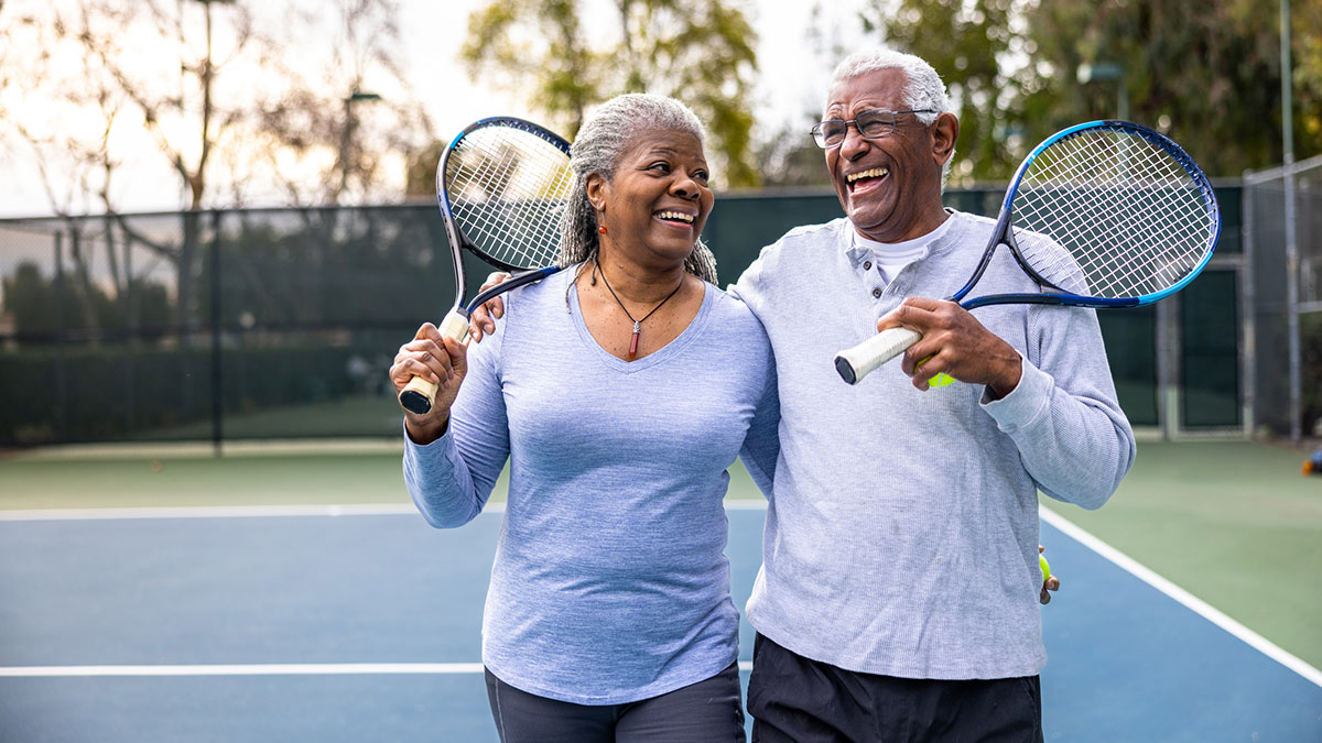 Una pareja con raquetas de tenis en las manos