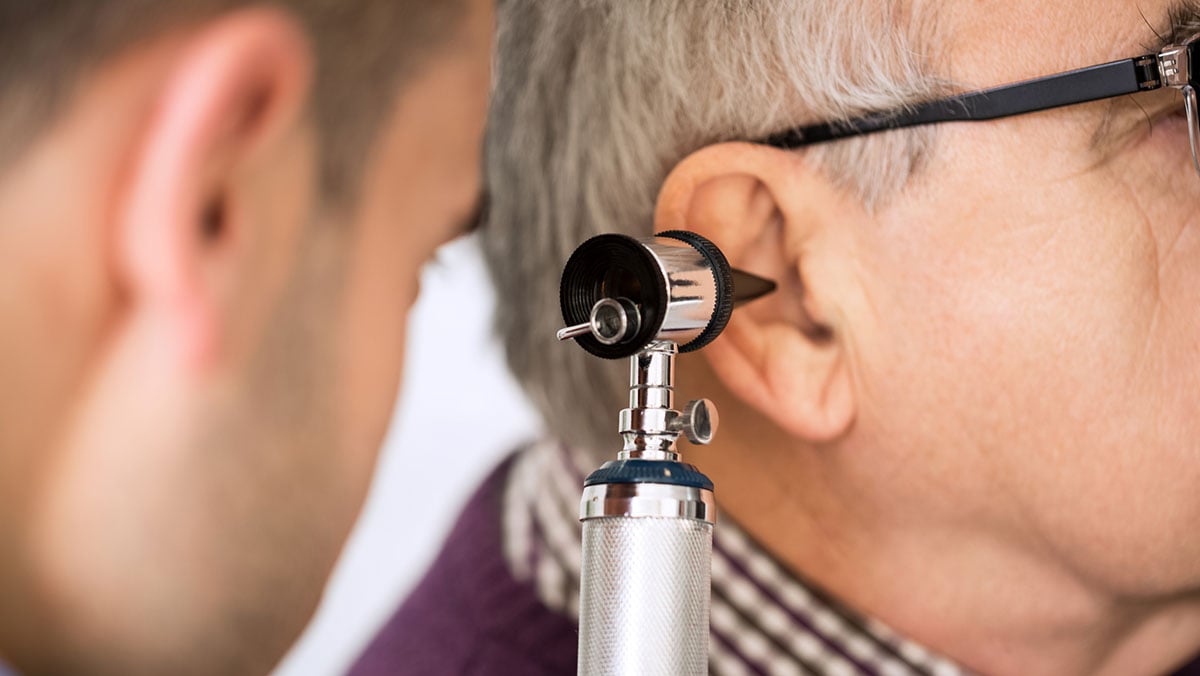 Paciente de más edad recibiendo un examen de la audición