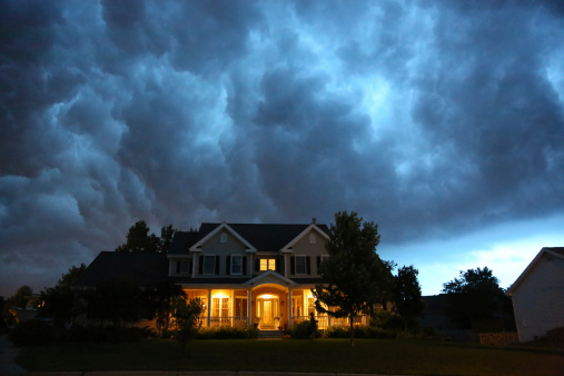 Foto de cielo nublado sobre una casa