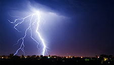 lightning-over-city.jpg Foto de un rayo sobre una ciudad