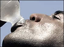 disasters_wildfire_cleanup04_210px Foto de un hombre tomando agua