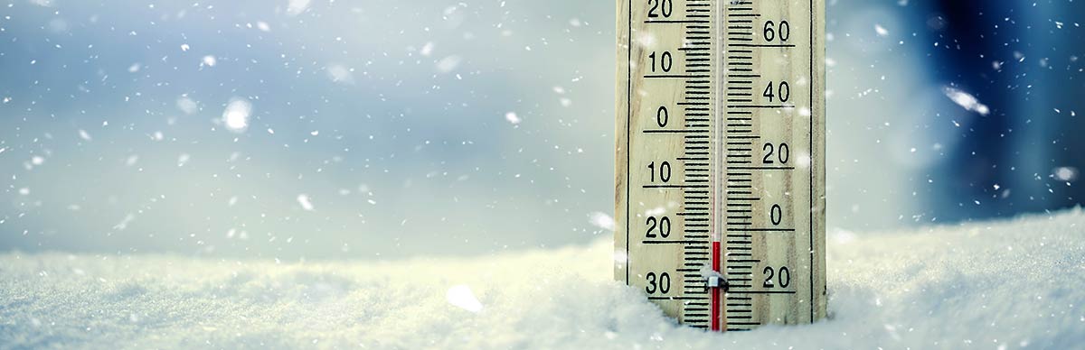 Termómetro atascado en la nieve que muestra una temperatura por debajo de 0 grados Fahrenheit. Termómetro atascado en la nieve que muestra una temperatura por debajo de 0 grados Fahrenheit.
