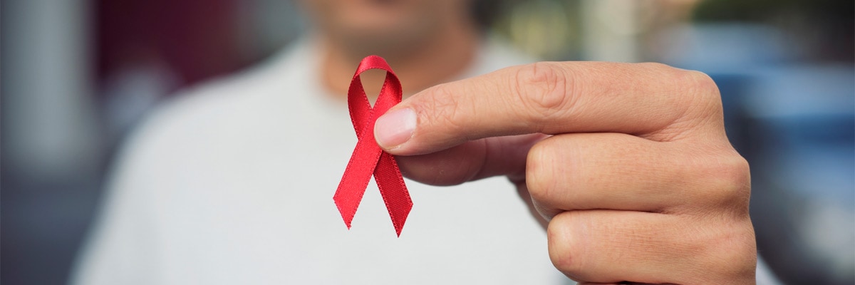 红丝带男子抗击艾滋病