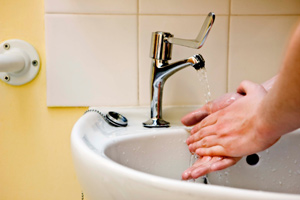 Los hábitos saludables como el taparse la boca cuando tose y lavarse las manos frecuentemente pueden ayudar a parar la propagacion de microbios y prevenir enfermedades respiratorias como la influenza (gripe)