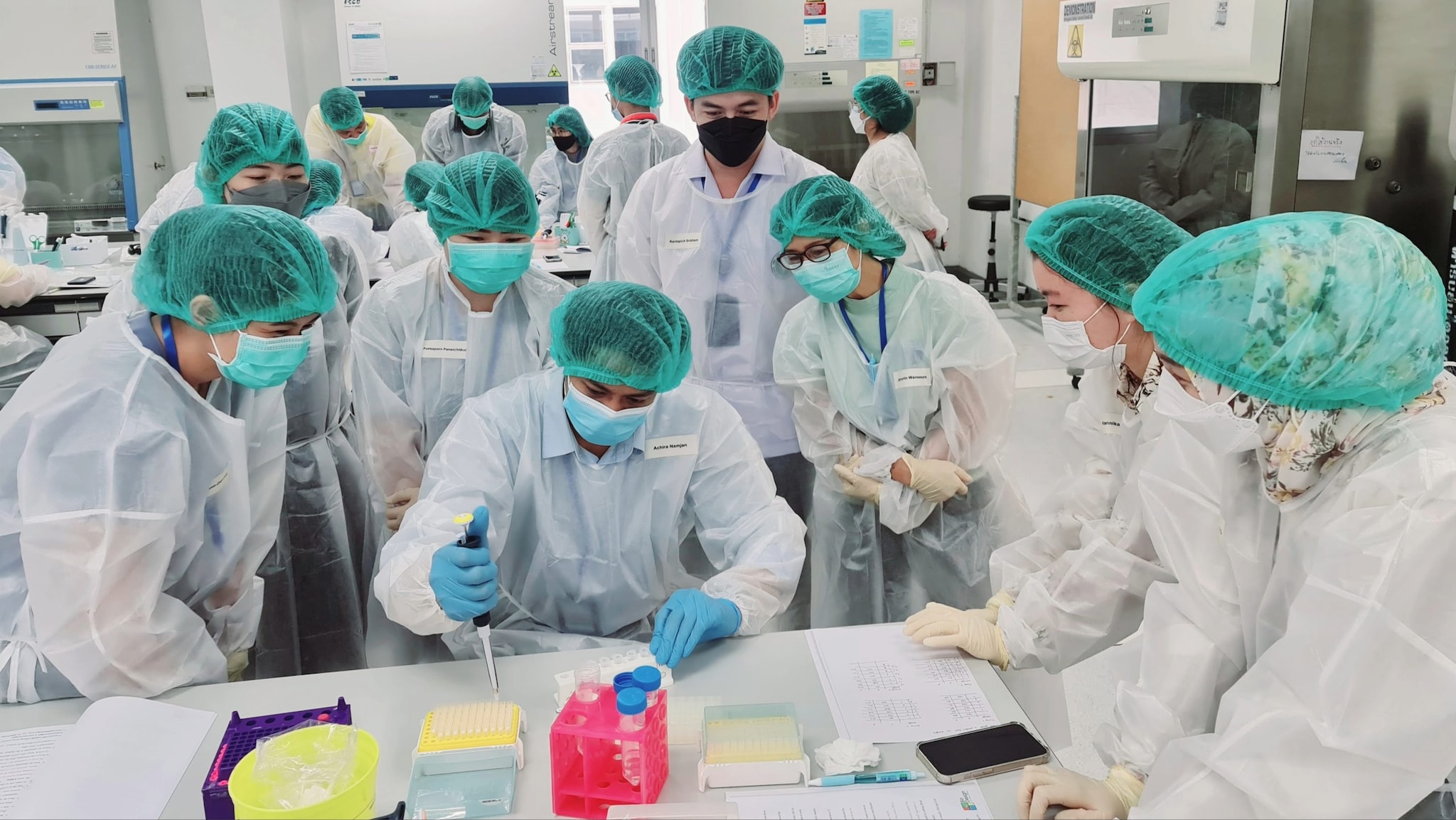 Students participate in DNA sequencing training in a lab