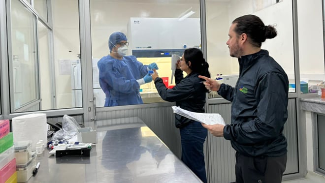 Tres personas en un laboratorio.