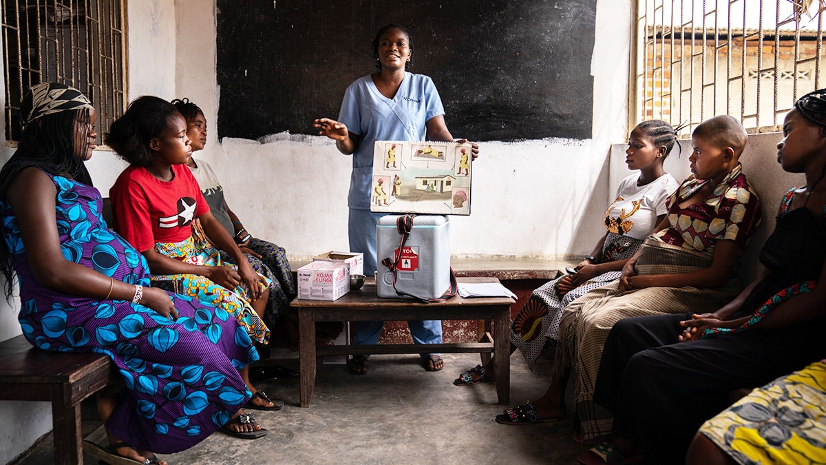 A nurse in a classroom in the Democratic Republic of the Congo (DRC) speaking to a group of pregnant women.