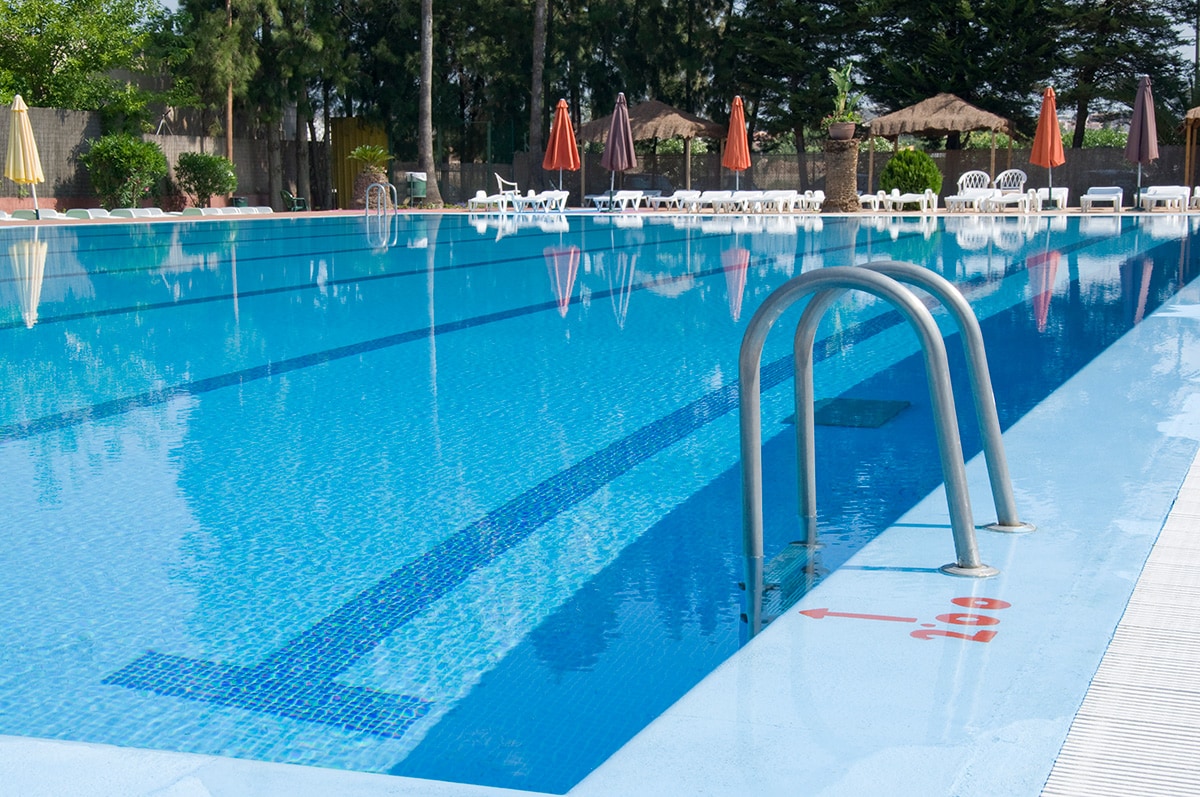 Una piscina al aire libre vacía.