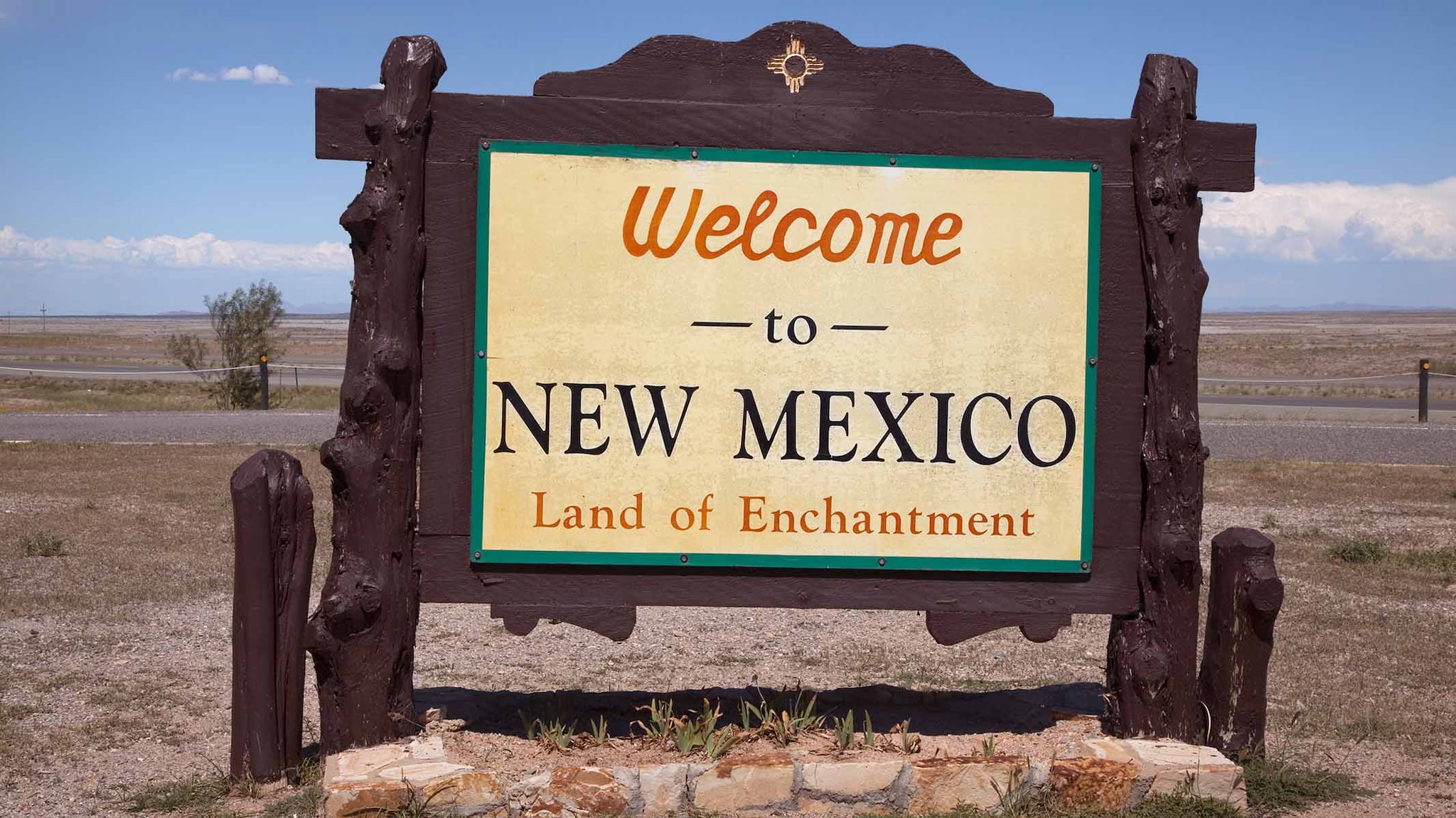 Sign saying Welcome to New Mexico, Land of Enchantment
