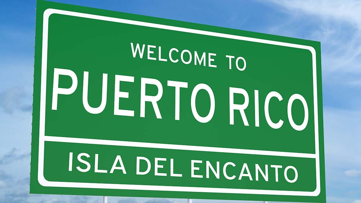 Welcome to Puerto Rico sign written in English and Spanish