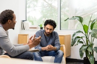 Profesional de atención médica hablando con un paciente.