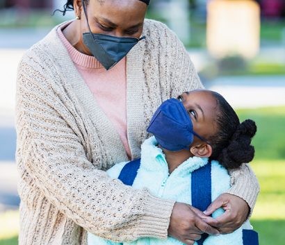 Cudiadora adulta con una niña.