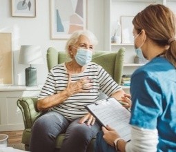 Una mujer mayor hablando con su médica.