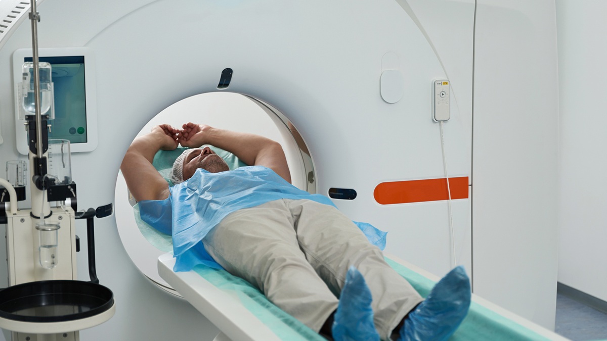 Un hombre sometido a un cribado de c&aacute;ncer de pulm&oacute;n