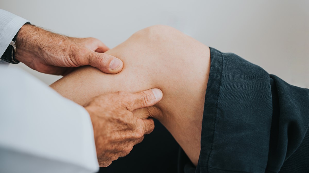 HCP examines a patient's arthritic knee.