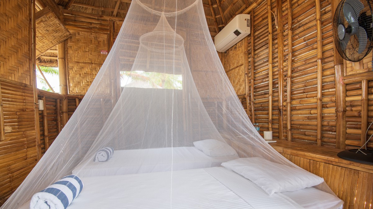 Los viajeros pueden usar mosquiteros cuando duerman para protegerse contra picaduras.