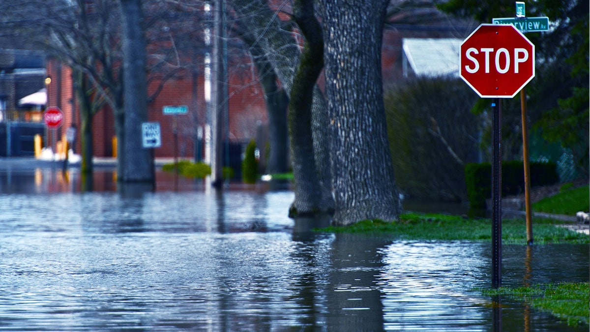 Calle de ciudad inundada