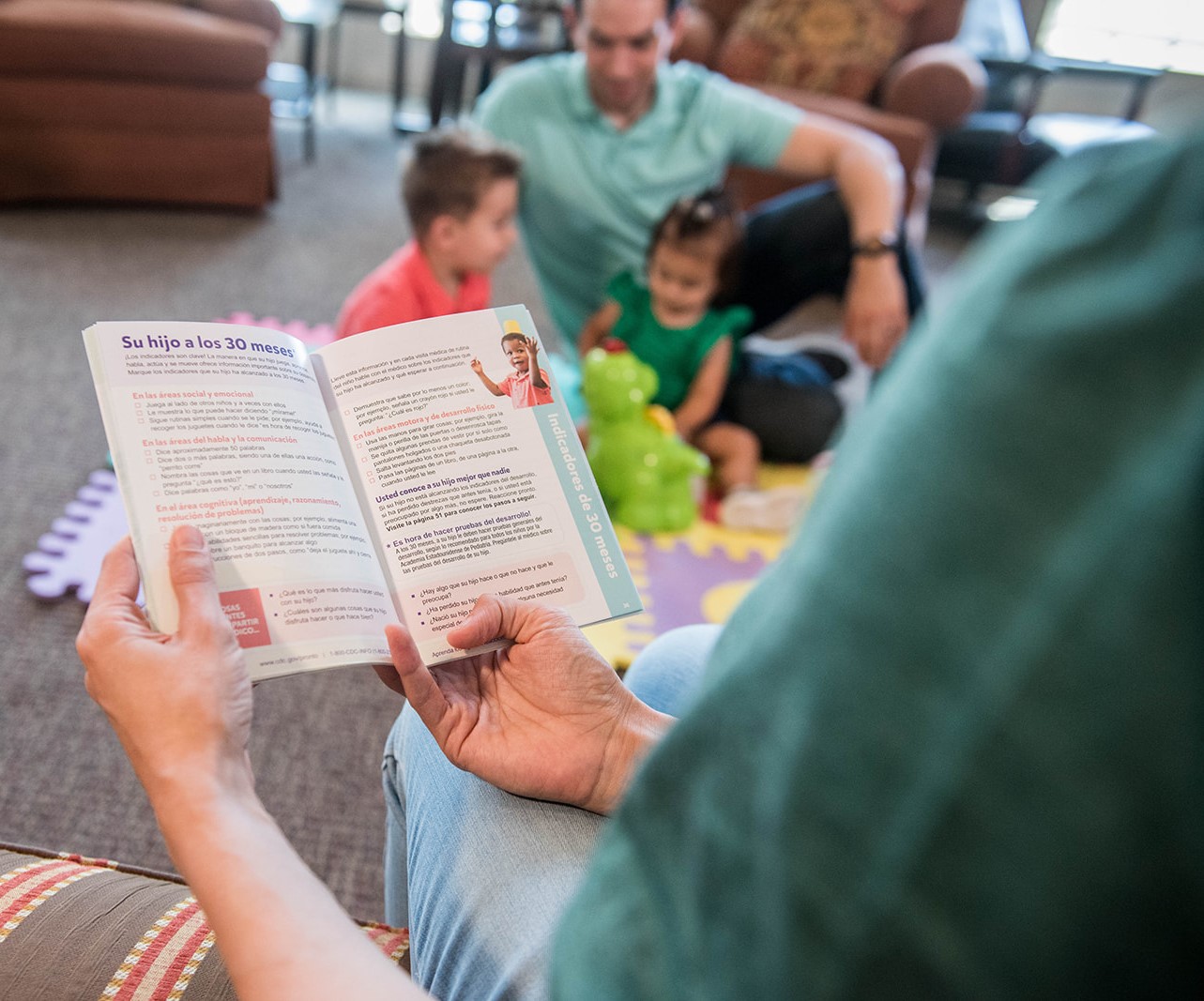 LTSAE Milestones reading book Una persona leyendo un libro