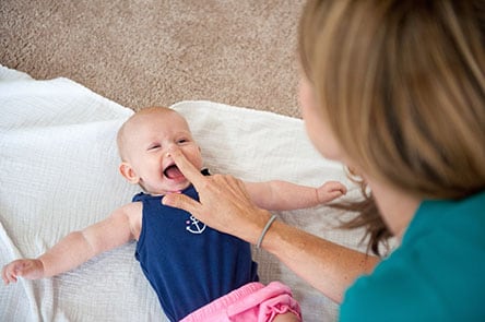 DESARROLLO del bebé de 3 a 6 MESES: Qué es normal a los 3, 4, 5 y 6 meses?  Tu bebé mes a mes 