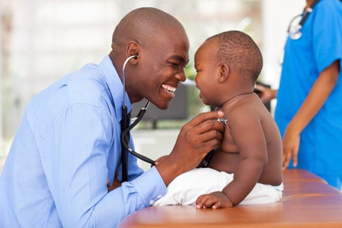  Médecin examinant un enfant
