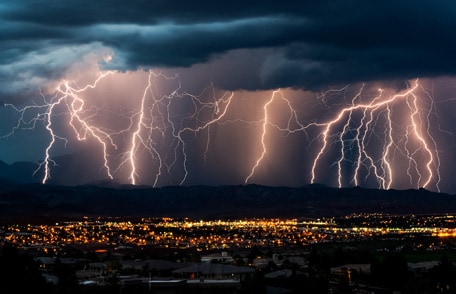 Esitellä 44+ imagen it’s thundering and lightning